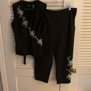 New York and Co summer weight v neck sleeves vest and cropped slim pants